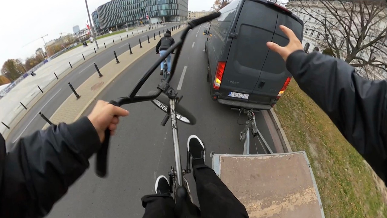 JEŹDZIMY ROWERAMI PO SAMOCHODACH | Uciekamy przed policją 🥵