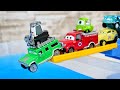 カーズのミニカーがトミカの坂を登って青い水の中に落っこちる♪