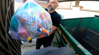 Dumpster Diving- OH MY GOSH! Look what the store threw away!