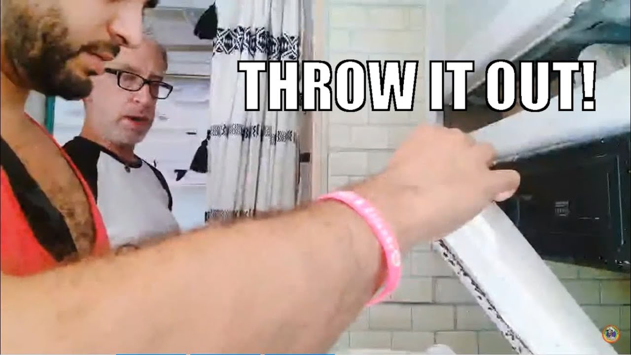 Captain Maggot King discovers a bunch of wildlife in his cooler YouTube