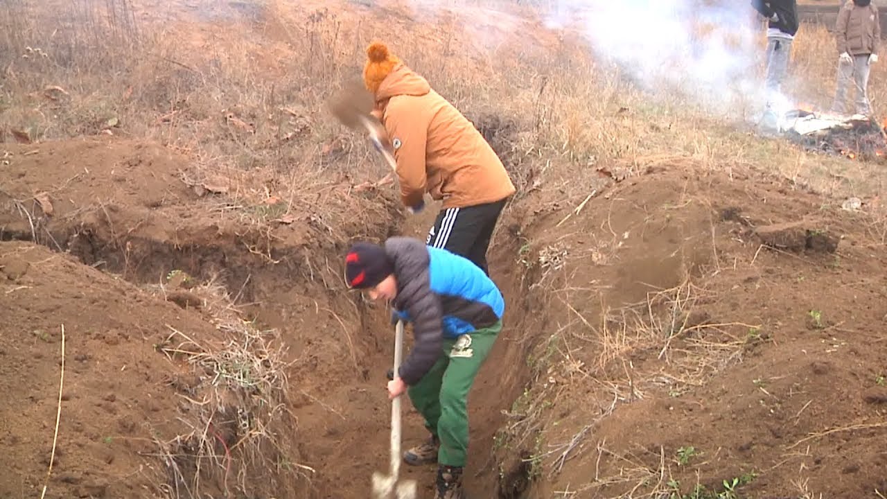 Современные окопы. Копание окопов. Работа копать окопы. Работа копать окопы. Копка траншей вручную.