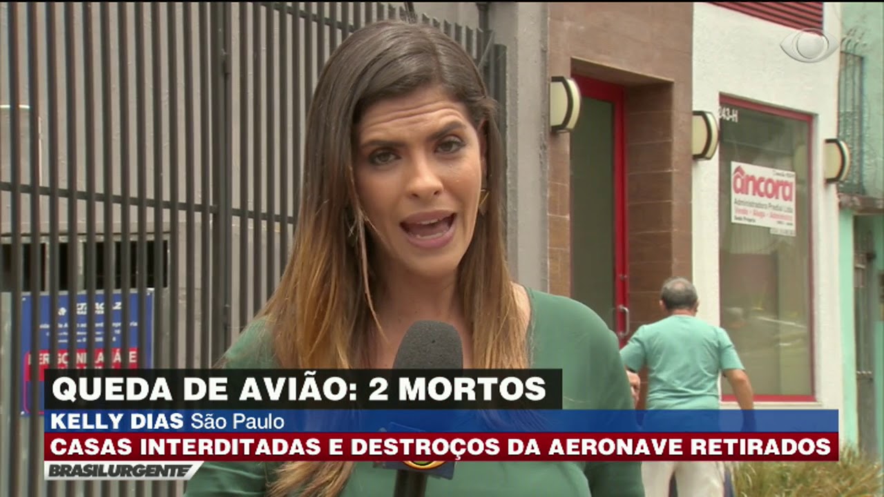 Destroços de aeronave são retirados de casas atingidas