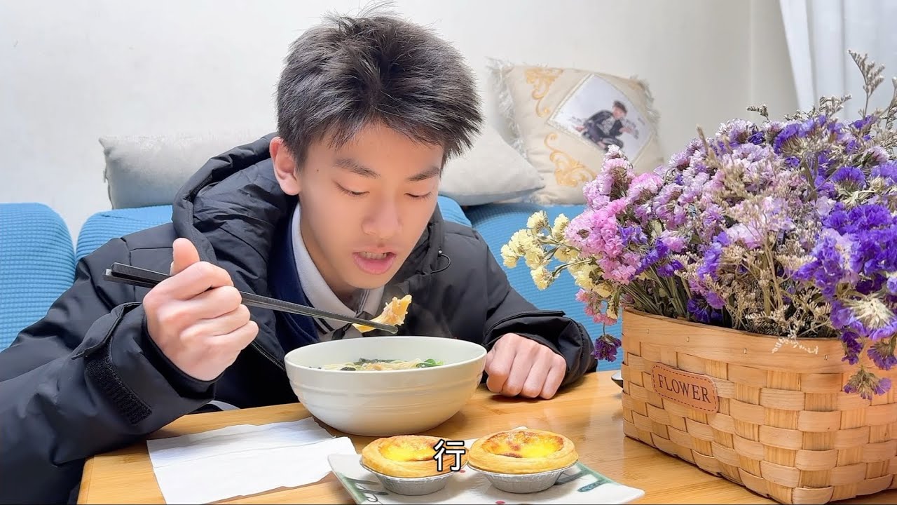 重庆的冬天太致郁了，一碗黄澄澄的鸡汤面开启娘俩新的一天