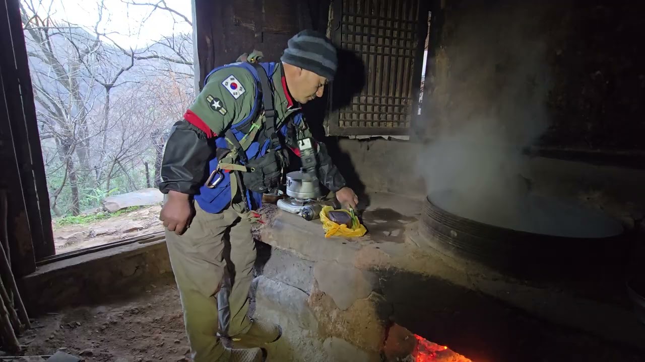 굴피집 어르신 96세 건강회복  가마솥 군불지펴 라면을 끓여 맛있게 밥한끼 ᆢ