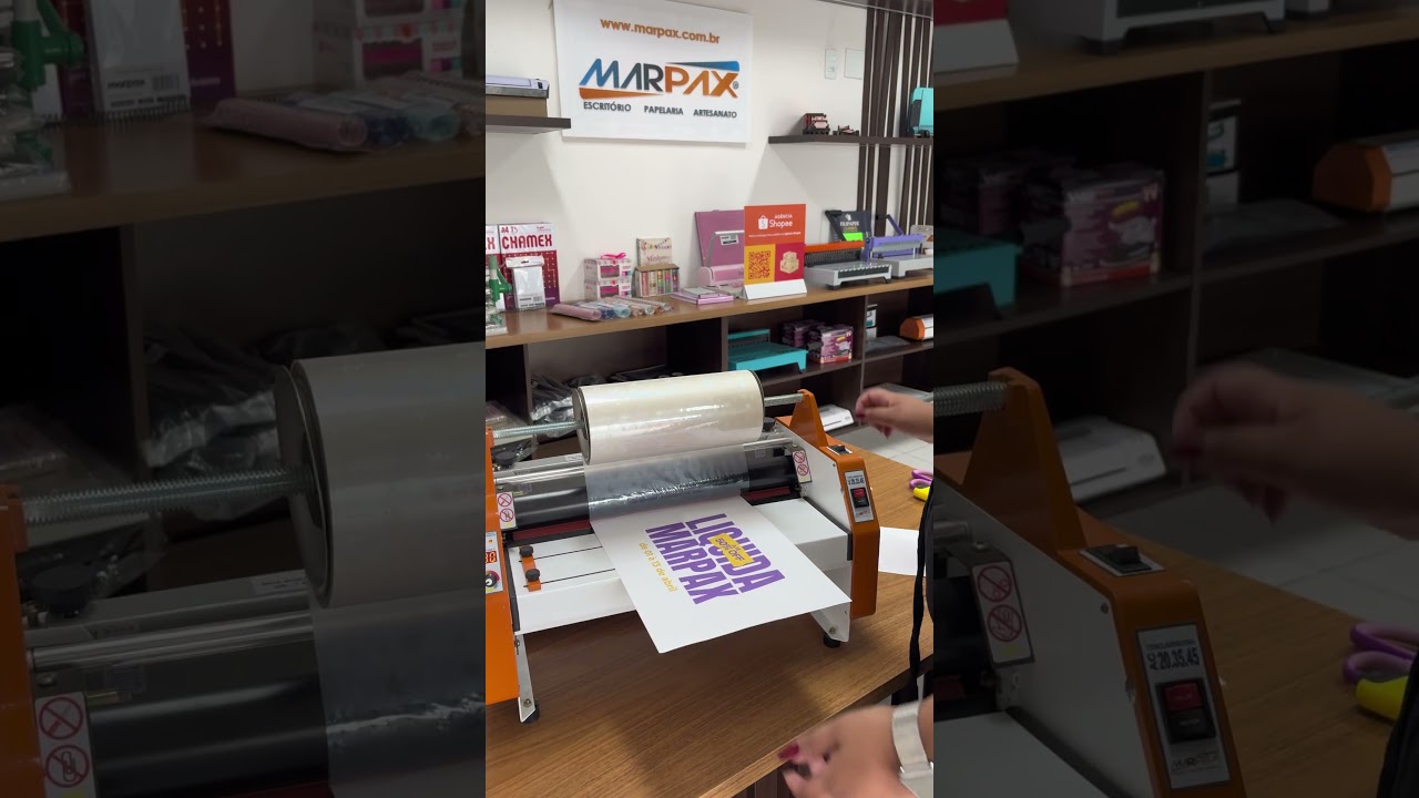 Capa do vídeo A demanda aumentou? Conheça a Termolaminadora AC 20.35.45 A3 Multiuso 45m/h Bivolt Marpax 🧡