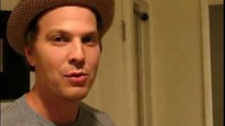 Gavin DeGraw shows his apartment in LA  part 3.flv