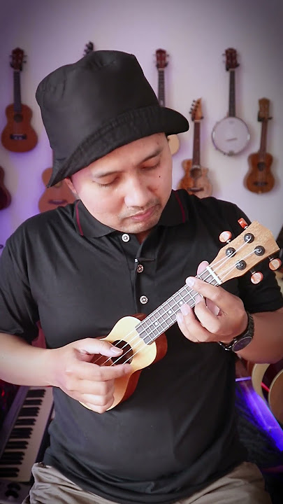 Ukulele terkecil yang gw punya!!