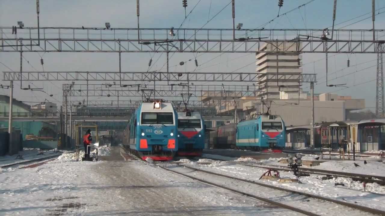 Билеты на поезд ростов на дону кисловодск. Эп1м-682. Вокзал Ростов главный. Вокзал для грузовых поездов Ростов на Дону. Поезд Кисловодск Ростов на Дону.