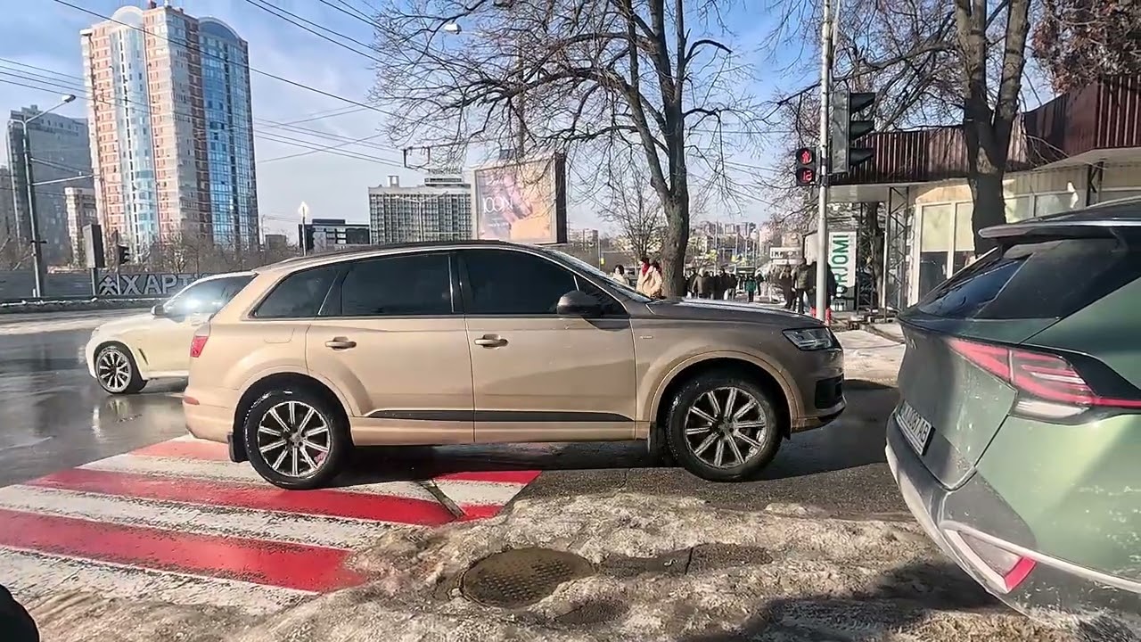 По городу по мокрым лужам на веле  Харьков в конце Февраля