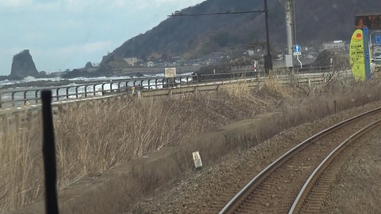 冬の羽越本線 小岩川駅～あつみ温泉駅間を走行するGV-E400系の前面展望