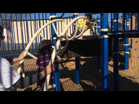 Ryan 跟 Katie 一起溜滑梯