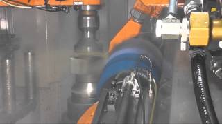Schleifen und Polieren auf der Liebherr-Wälzschleifmaschine LCS 380