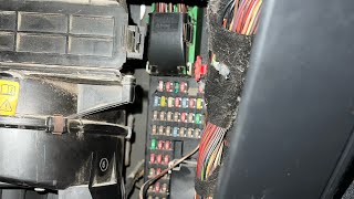 Range Rover sport 2003-2009 fuse box location and removal