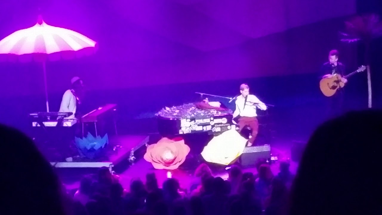 Andrew McMahon demonstrates the vocal delay for his cover of Cher's Believe