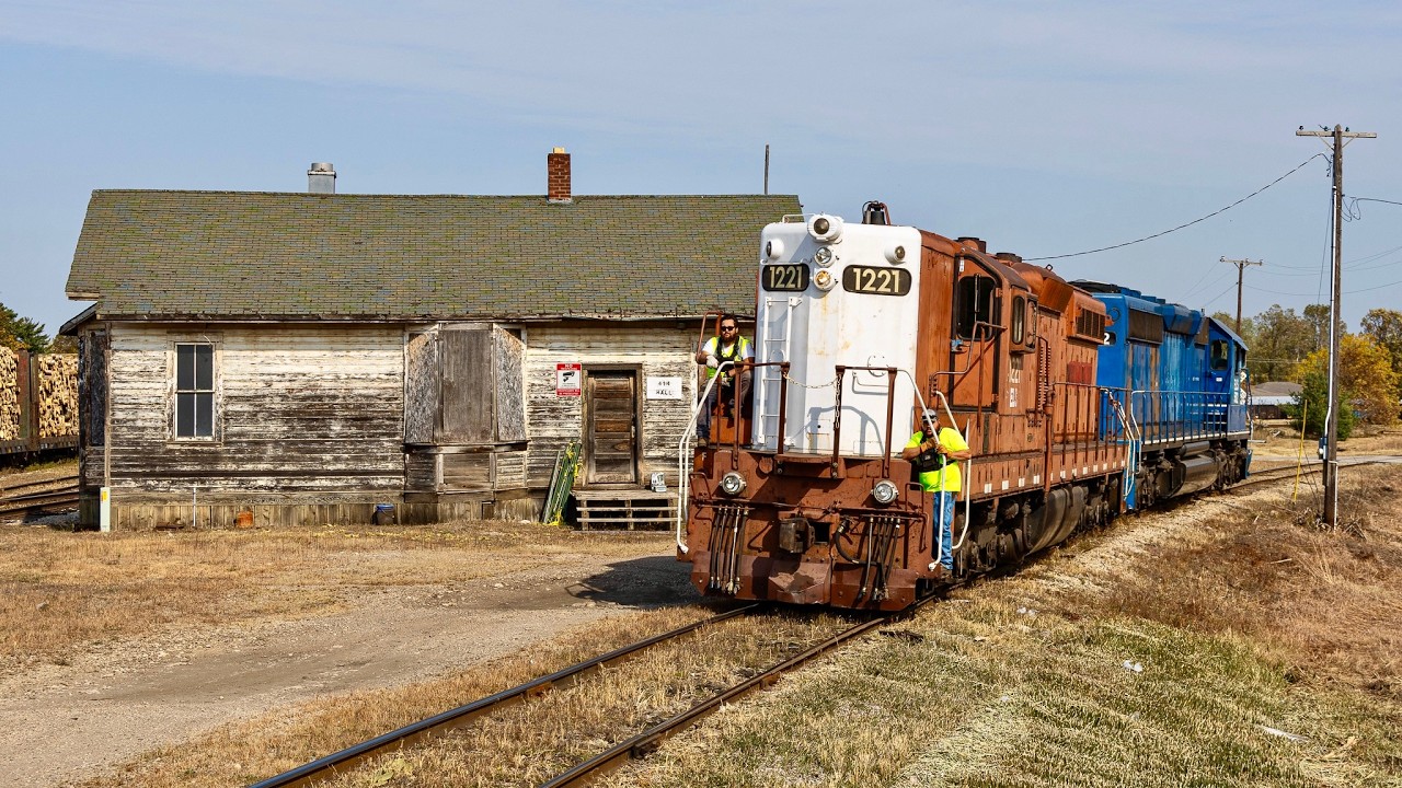 SD9 and Fall Colors on the Escanaba & Lake Superior Railroad