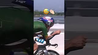 Wie geht denn sowas bei 40 km/h!? 😅 #triathlon