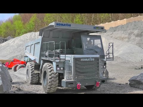 Volvo L250G RC load a unique Komatsu HD 4x4