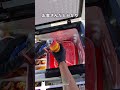 路上のアイスクリーム屋に突然やって来た警察官たち