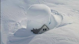 Снежные горы засыпают дома и улицы в Ниигате, Япония