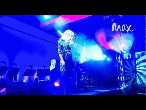 Kate Miller-Heidke - You Should Consider Having Sex With A Bearded Man (live)