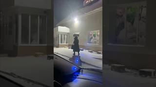 Руки наверное замерзли. Автор видео: @_adelinchiccc_ #комментарии #юмор #шуточное