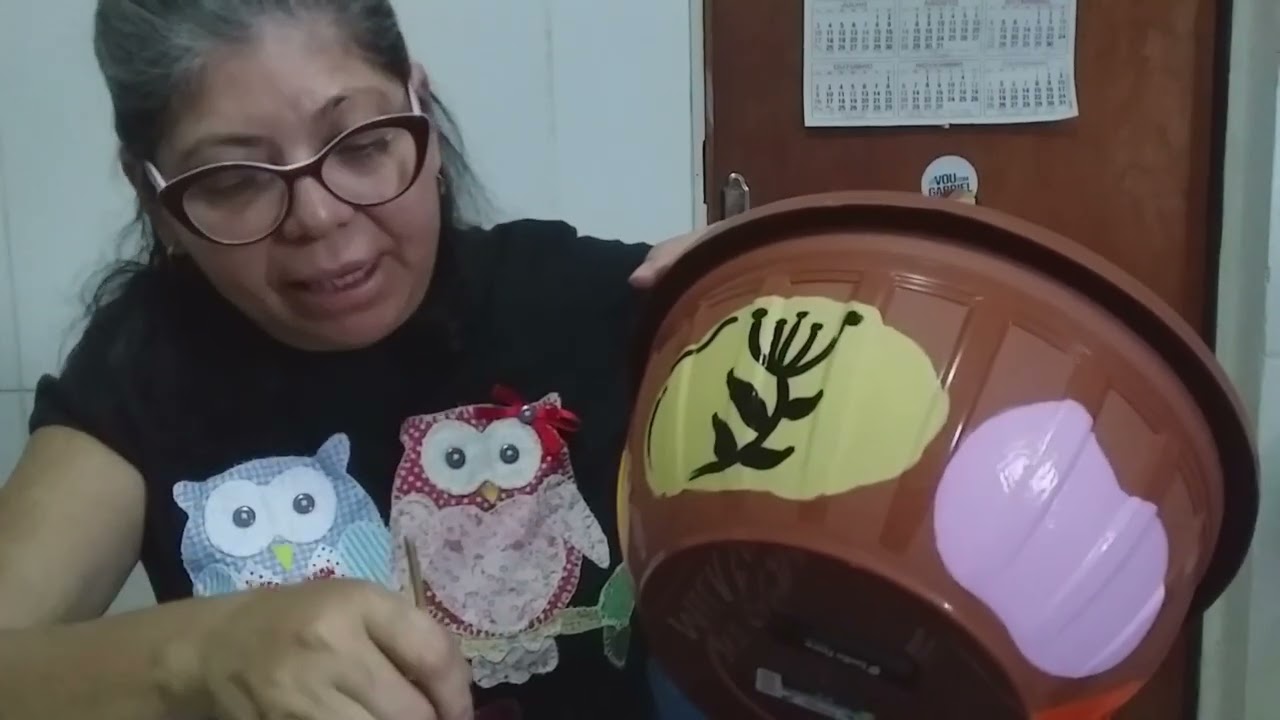 Oficina de pintura orgânica em vaso plástico.