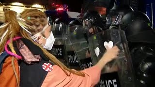 Manifestanti a Tbilisi attaccano cuori sugli scudi degli agenti antisommossa screenshot 1