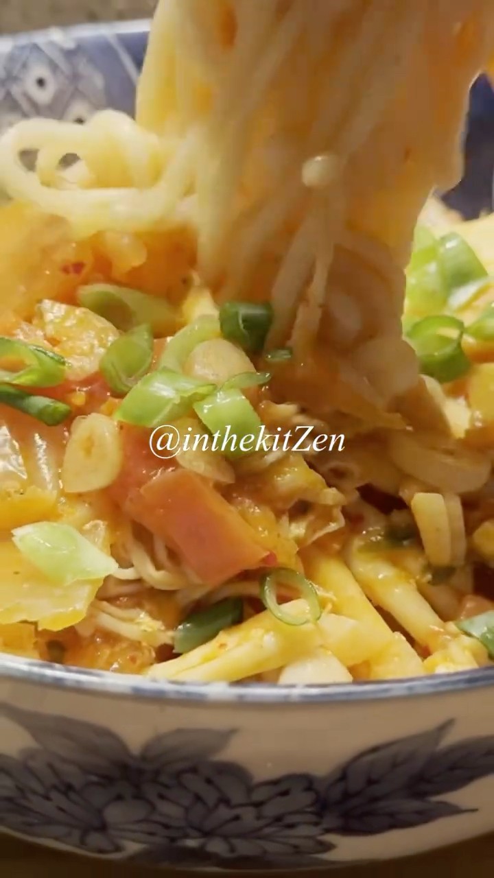 🍅Tomato & Kimchi Indomie 🥬 | have you tried these noodles?| #indomie #ramen #foodie #kimchi