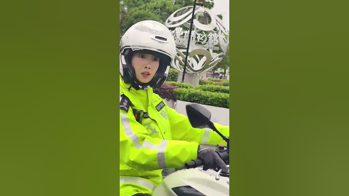 雨中女神兔子警官 ，来动漫节现场 #李语蔚  #杭州最美女交警 #正能量 #警察 #police
