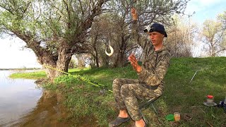 картинка: ЗАКИНУЛ ПОПЛАВОК И ПОНЕСЛАСЬ. КЛЮЁТ ВСЁ. Рыбалка на поплавочную удочку .