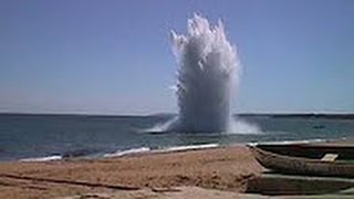 Взрыв мощной петарды в воде Я в шоке The explosion of a grenade in the water