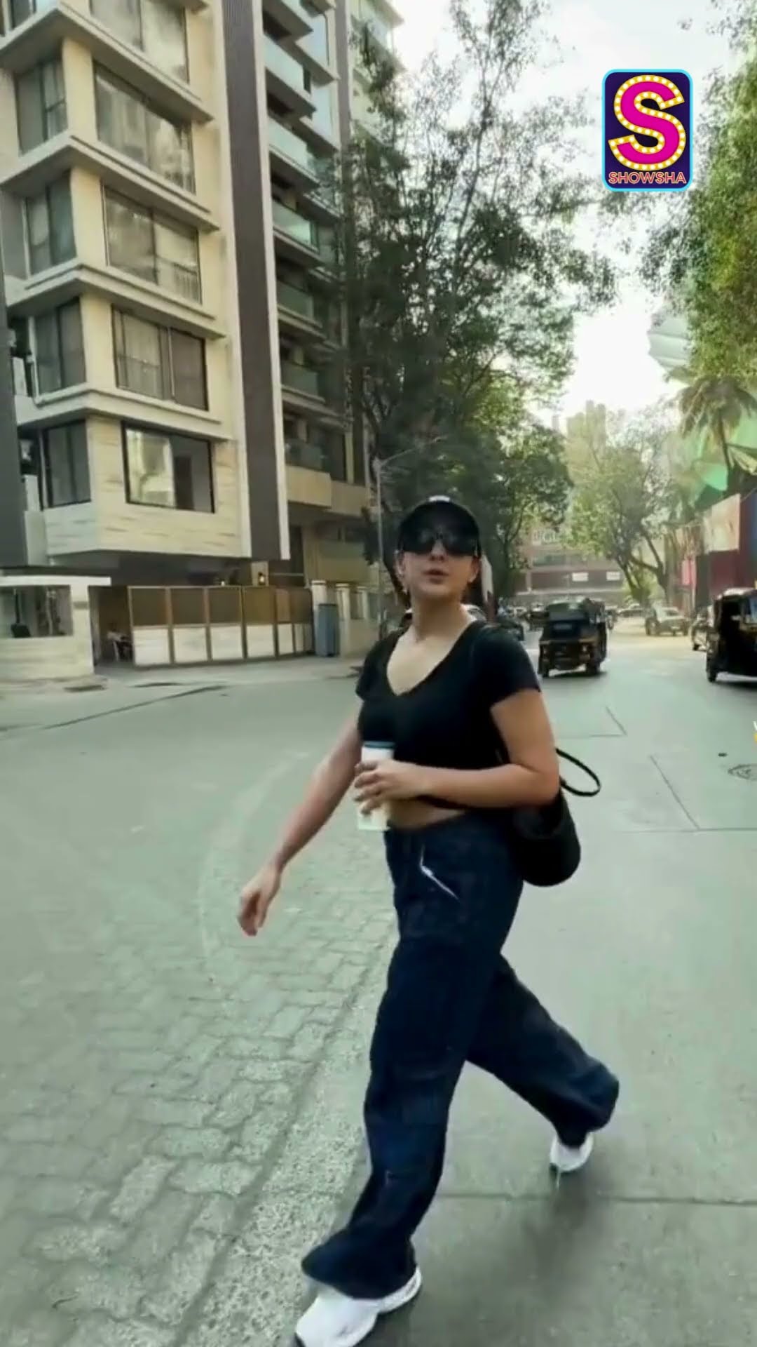 A Fan Offers Sara Something To Eat—Her Reaction Is Priceless! | Bollywood Trends | N18S | #viral