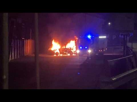 Video Auto in fiamme a Porcari, intervengono i Vigili del Fuoco