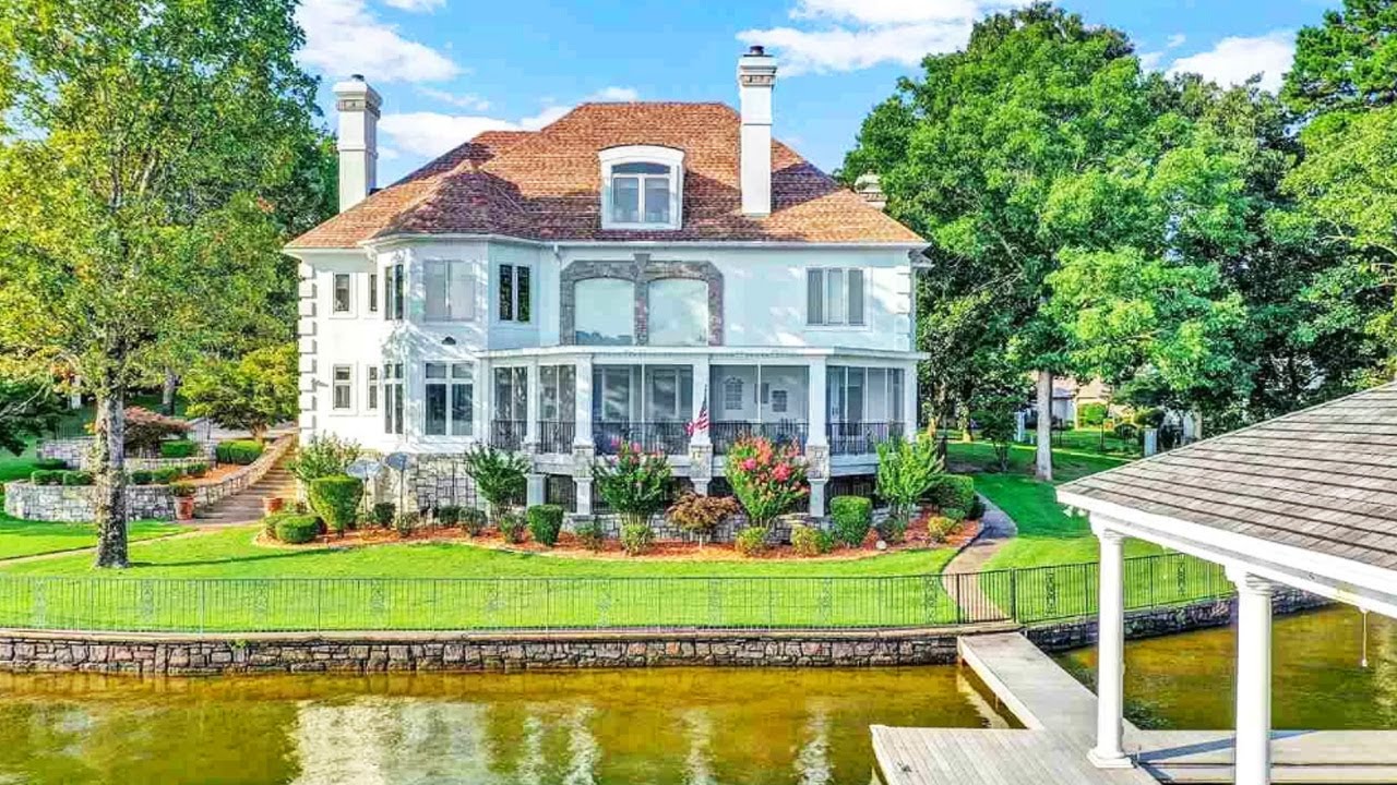 Tour of a luxury home in Arkansas. Mansion for sale for 1,450,000