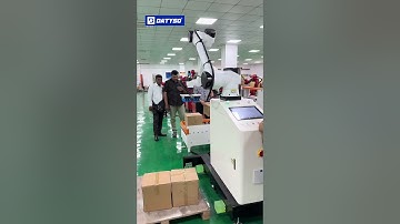 Cobot cộng tác bốc hàng lên balet quá hiện đại