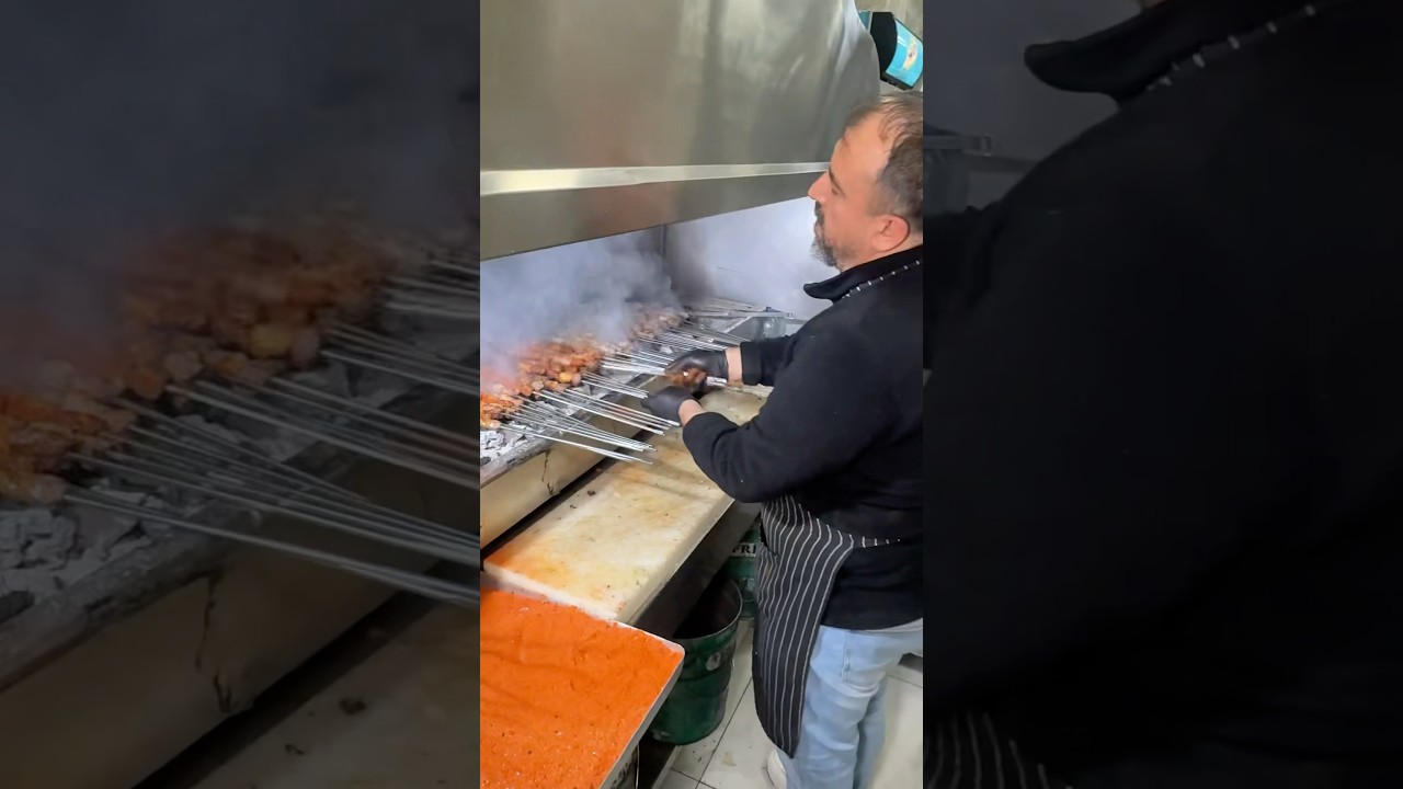 K.Maraş Ömür Kasap Kebapta Veli Ustam Kebabın Olmazsa Olmazı Tuzla Biberi Atıyor…😎😎