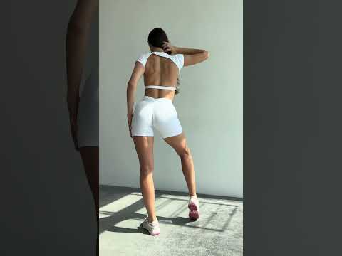 Спортивний фітнес костюм білий : топ з відкритою спиною і шорти з пуш-ап поясом., видео 1
