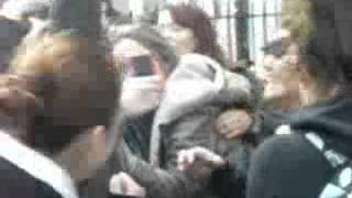 Guy mistaken for Justin Bieber gets harassed - 03/05/2012