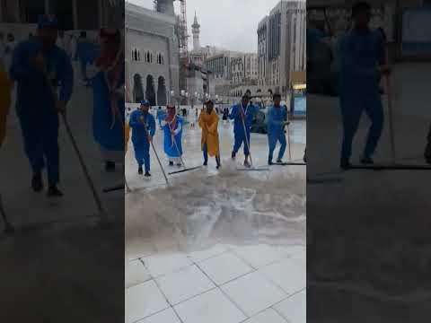 ما شاء الله أجمل مشهد من عمال النظافة بعد المطر في الحرم المكي الشريف المباشر 