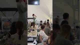 Подружка поздравляет молодых на свадьбе 💞💕💕💕