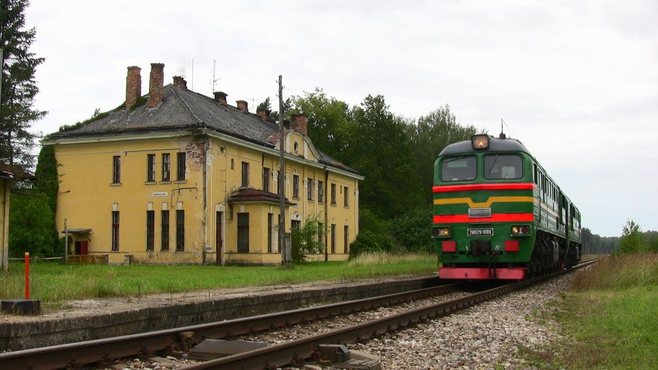 Тепловоз 2М62У-0109 на быв. ст. Бержупе / 2M62U-0109 passing ex Berzupe station