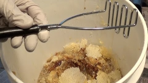HOW TO HARVEST HONEY TUTORIAL - CRUSH AND STRAIN