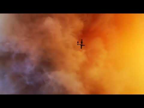 Πυροσβεστικό αεροπλάνο επιχειρεί πάνω από την πυρκαγιά στο Κοντοδεσπότι