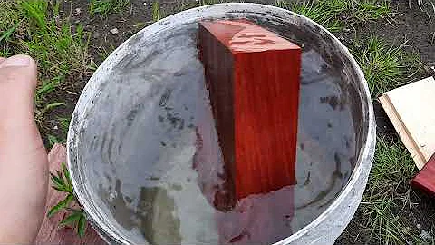 Красное дерево тонет в воде?