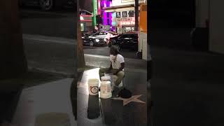 Голливуд Аллея славы, веселый уличный музыкант. The Hollywood Walk of Fame. Funny street musician.