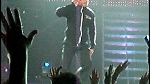 New Kids on The Block Chicago 10/4 Breakdancing