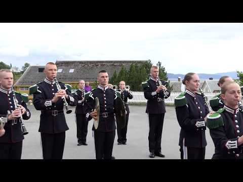 видео: HMKG 2017 - Gammel Jegermarsj - 2017-08-10 Inderøyheimen