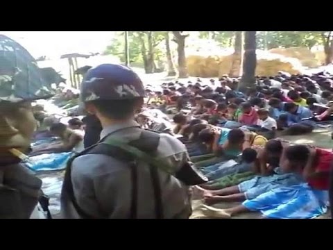 Myanmar polisi Arakanlı Mülümanları tekme tokat dövdü
