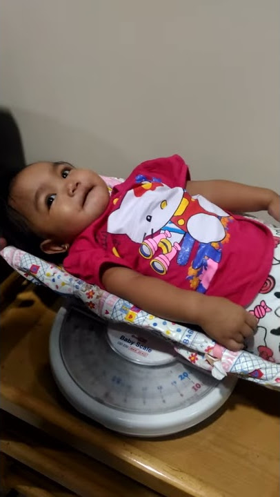 Lucu anak 1 tahun ditimbang pake timbangan bayi