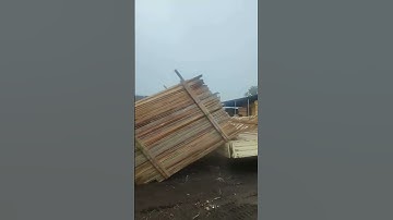 The process of unloading wood with a small truck- Good tools and machinery make work easy